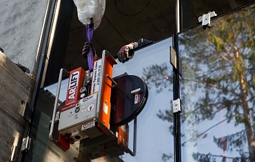 Монтаж крупногабаритных стекол