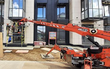 Монтаж под козырек с помощью мини-крана и вакуумного захвата Арлифт